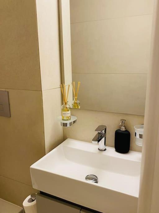 Luxury Maisonette With Shared Pool เอเธนส์ ภายนอก รูปภาพ