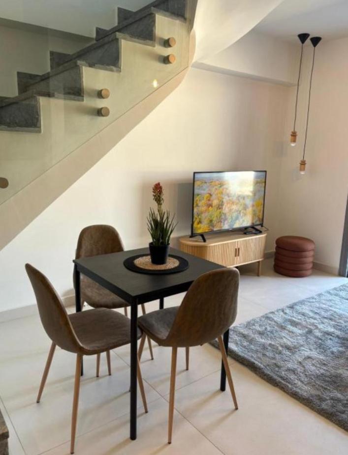 Luxury Maisonette With Shared Pool เอเธนส์ ภายนอก รูปภาพ